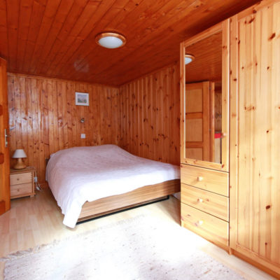 Chambre à coucher avec lit double.