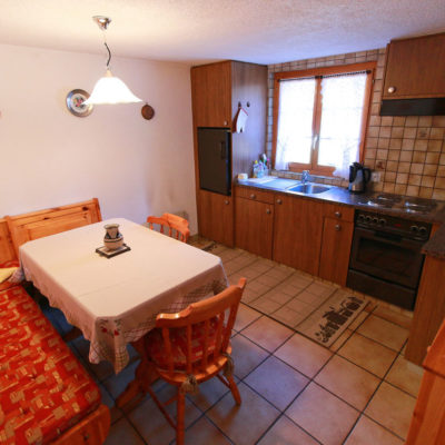 Cuisine équipée avec coin à manger.