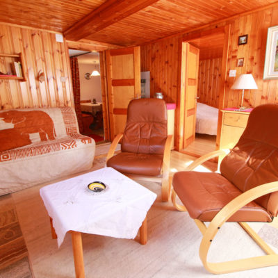 Salon avec canapé-lit et fauteuils confortables.